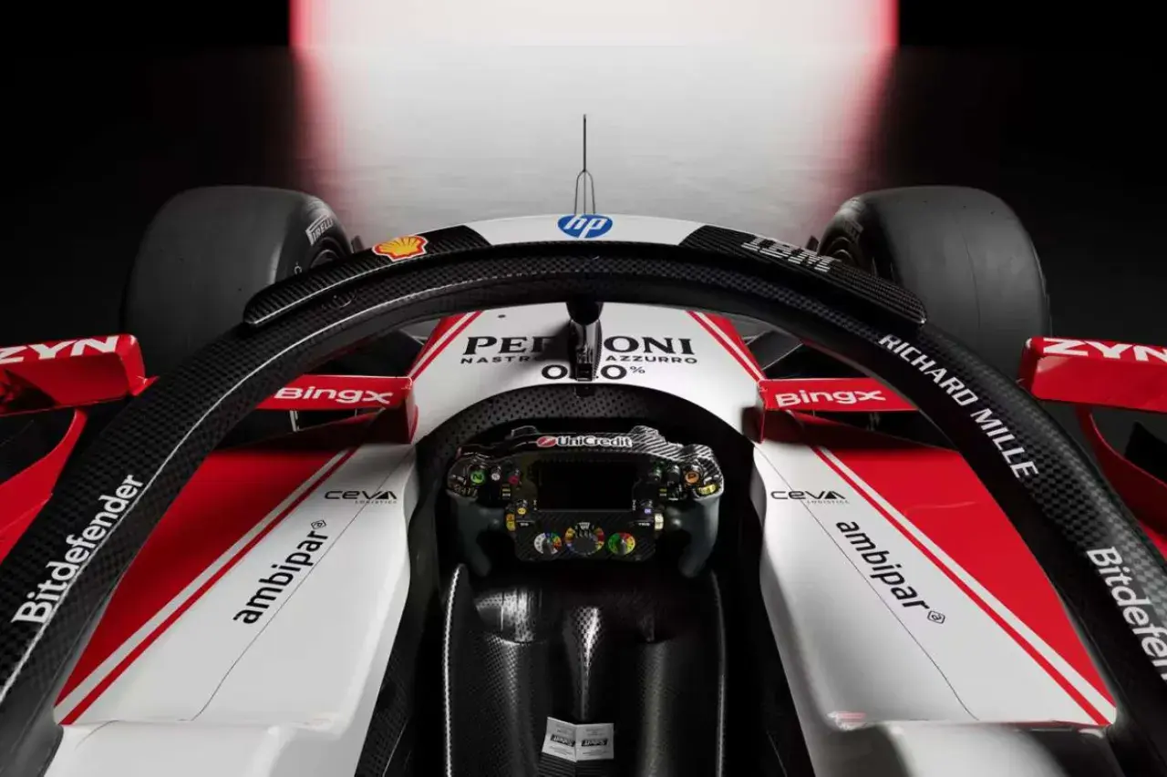 Kokpit bolidu F1 Alfa Romeo. Zastanawiasz się, ile kosztuje bolid F1? To miliony dolarów za maszynę pełną technologii.