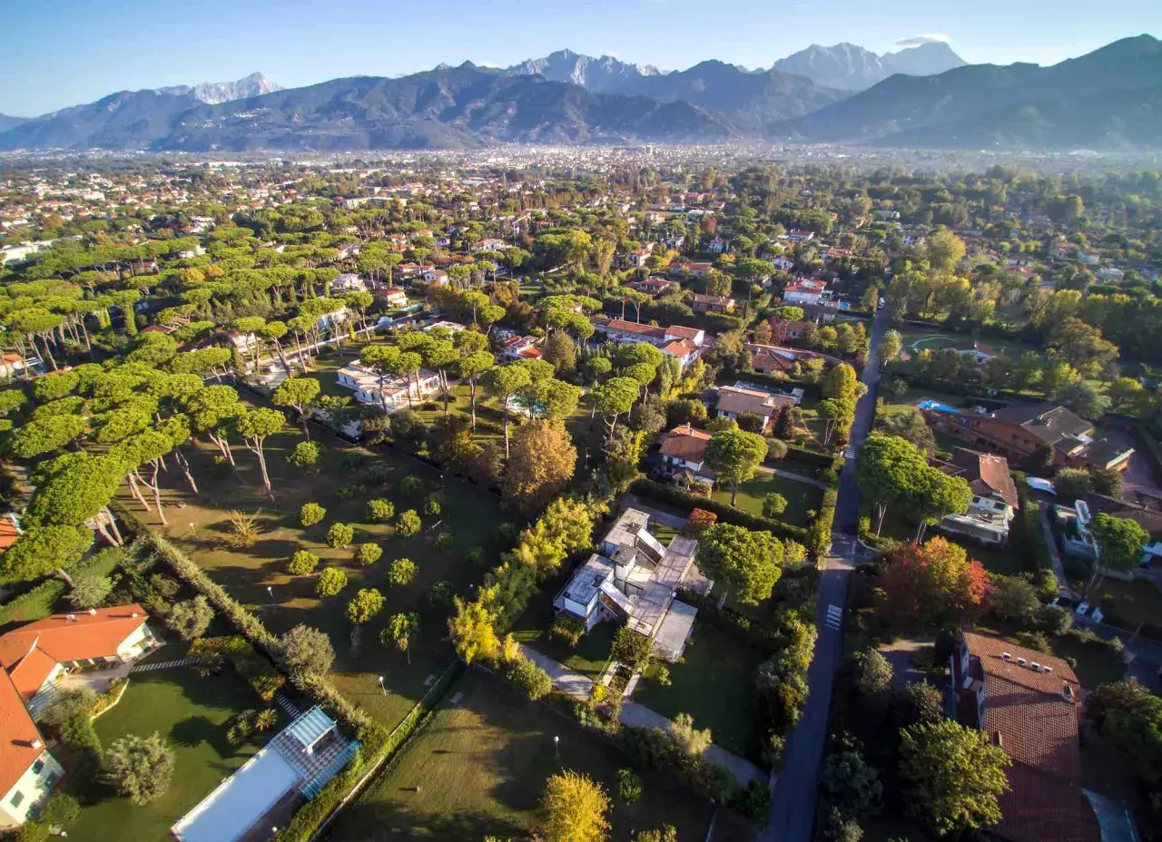 Vaste aree verdi con ville moderne e tradizionali, pini marittimi e montagne sullo sfondo. È un buon momento per comprare casa in questo paradiso.