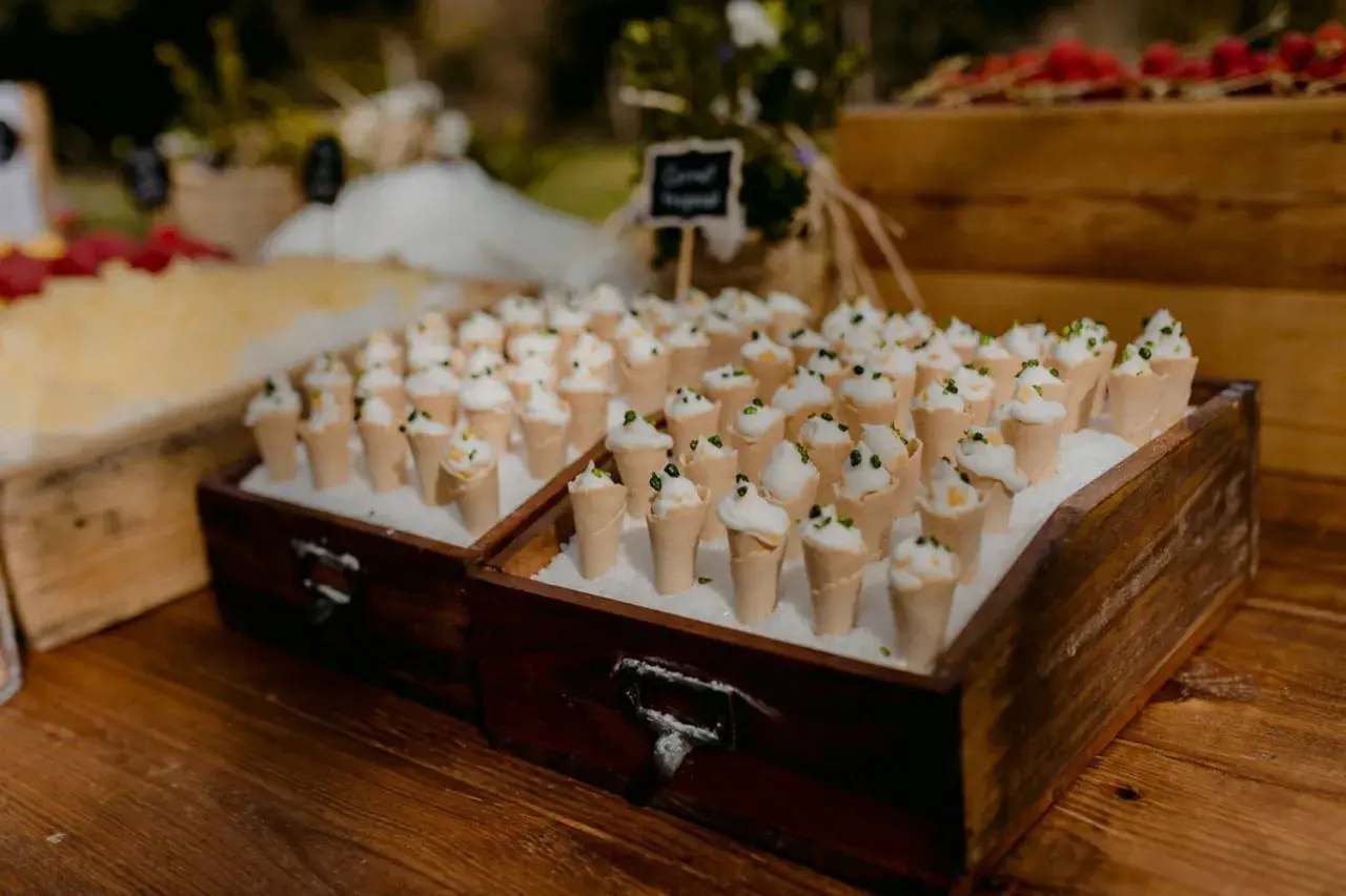 Deliciosos conos de crema con decoración verde, perfectos para bodas low cost.