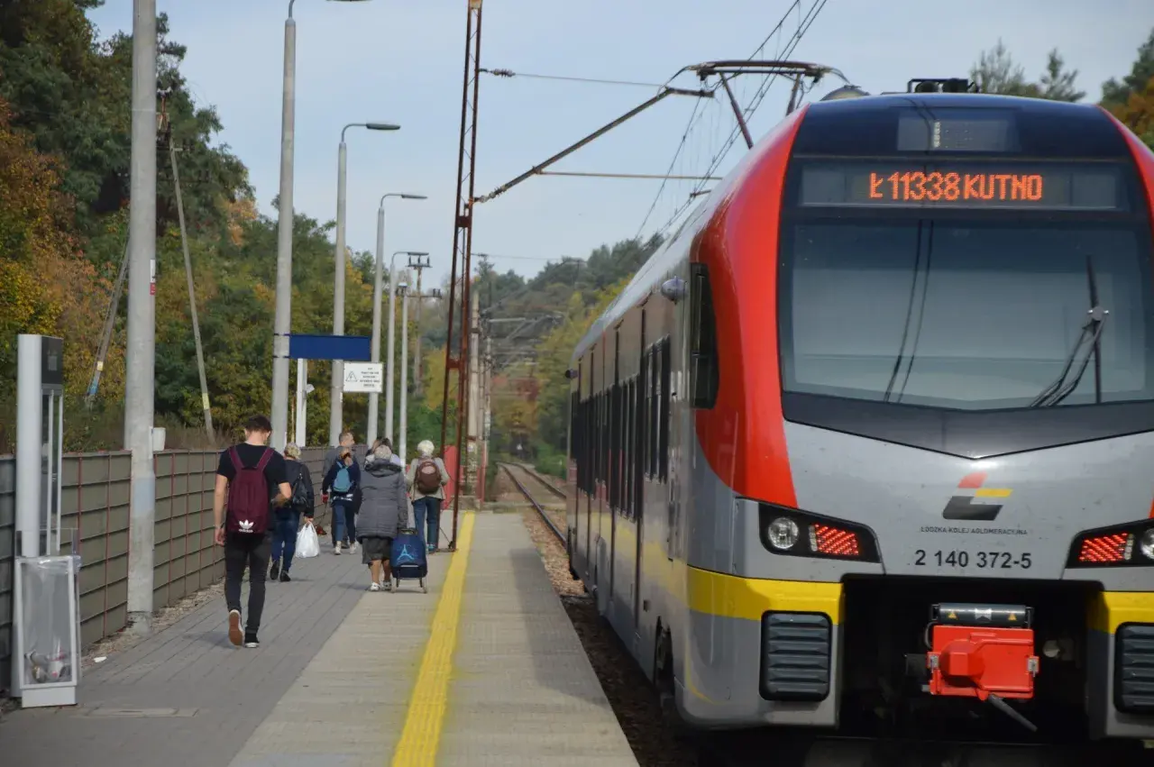 Pociąg Łódzkiej Kolei Aglomeracyjnej z numerem 11338 do Kutna stoi na peronie. Ludzie czekają na podróż.