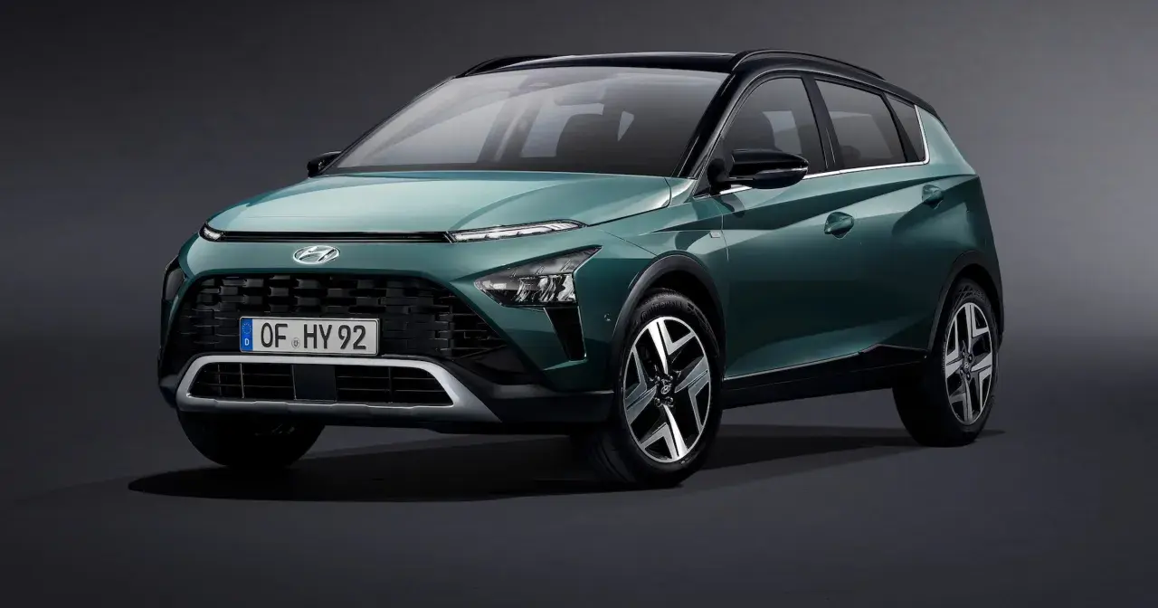 Zielony Hyundai Bayon z czarnym dachem, widok z przodu.