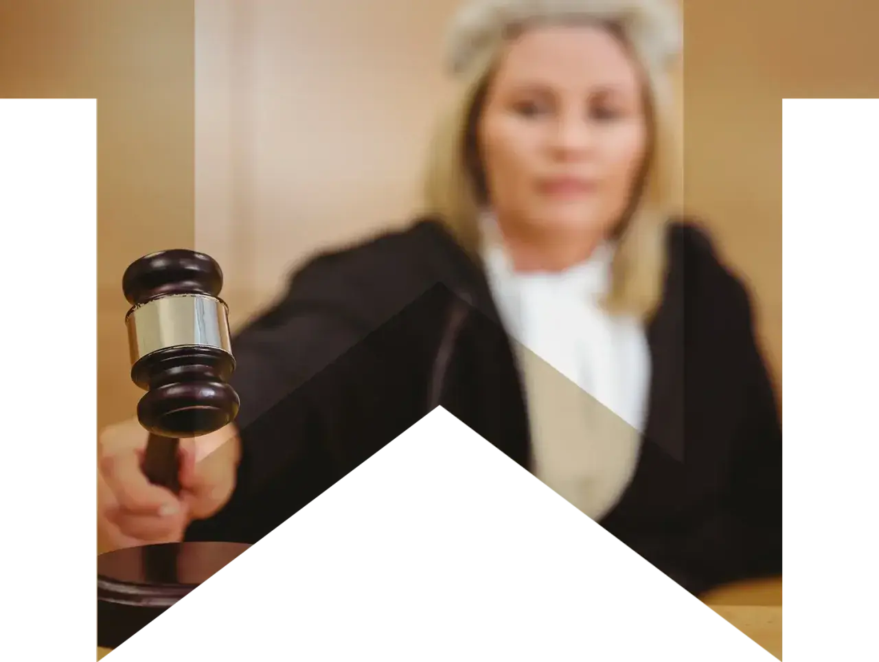 Sędzia z młotkiem w dłoni, symbol sprawiedliwości i ochrony skarb państwa.