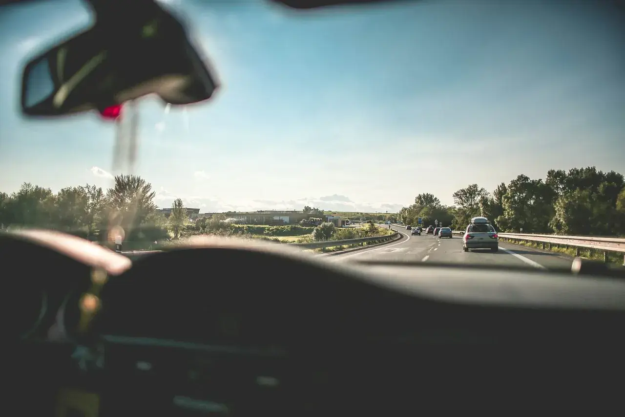 Widok z samochodu na autostradę. Czy BlaBlaCar jest bezpieczny? Podróż z innymi kierowcami może być równie bezpieczna jak własnym autem.