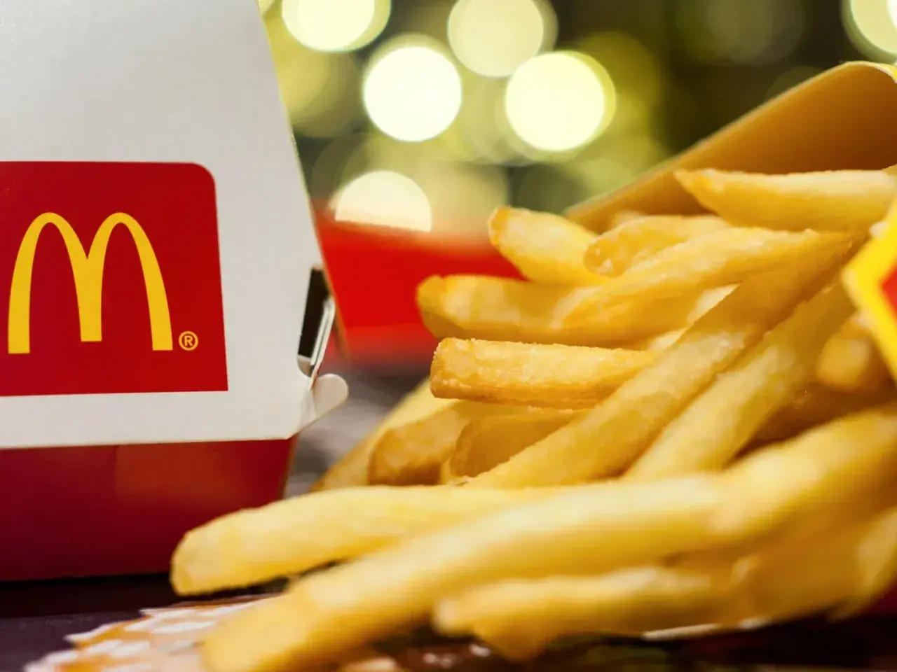 Złociste frytki z McDonald's, idealne na szybką przekąskę. Zastanawiasz się, ile kosztują nowe frytki w McDonald's? Sprawdź ceny!