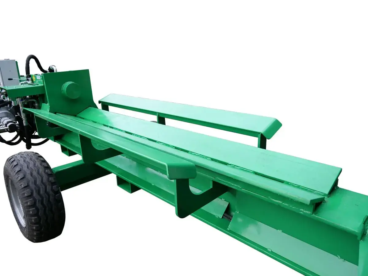 Grüner, großer Holzspalter mit Reifen und hydraulischem Zylinder, bereit, Holz zu spalten.