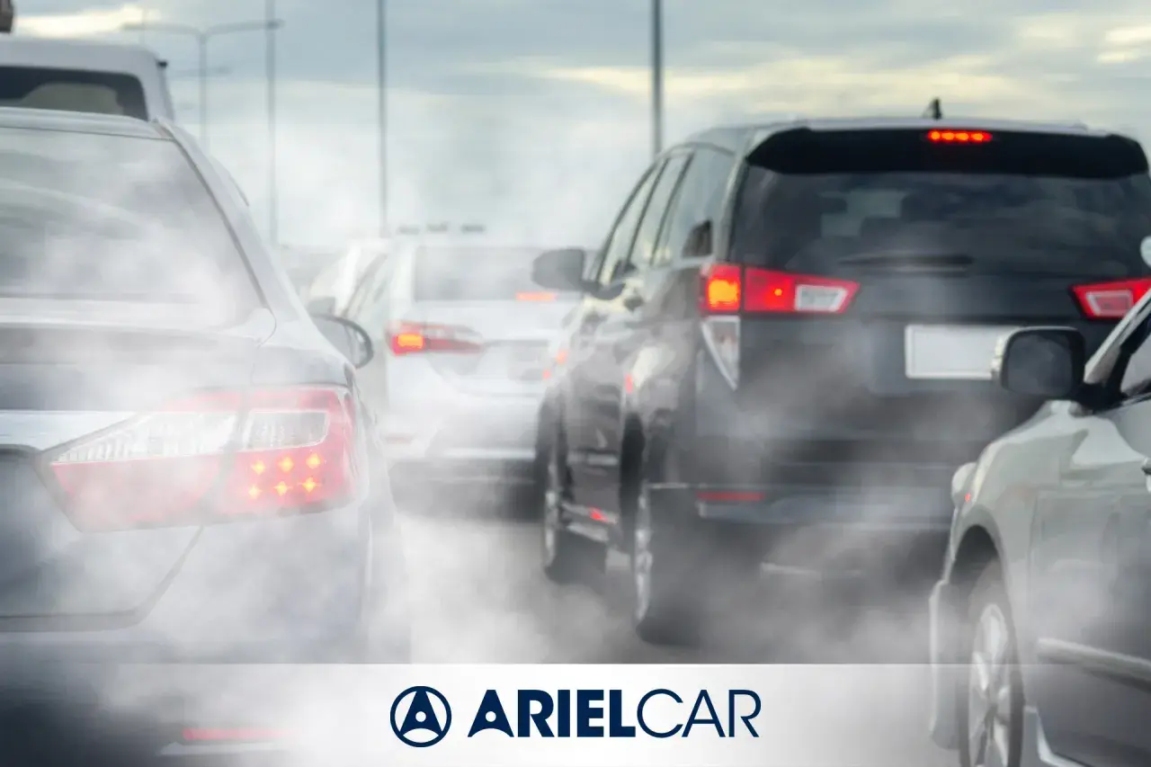 Traffico intenso con auto che emettono fumo. Le normative Euro 6 da che anno hanno migliorato la qualità dell'aria?