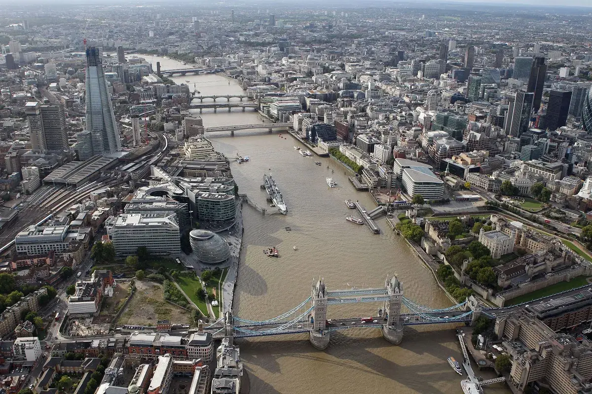 Widok na Tamizę i Tower Bridge w Londynie. Choć miasto nie ma bezpośredniego dostępu do morza, rzeka ta jest kluczowa dla jego historii i transportu.