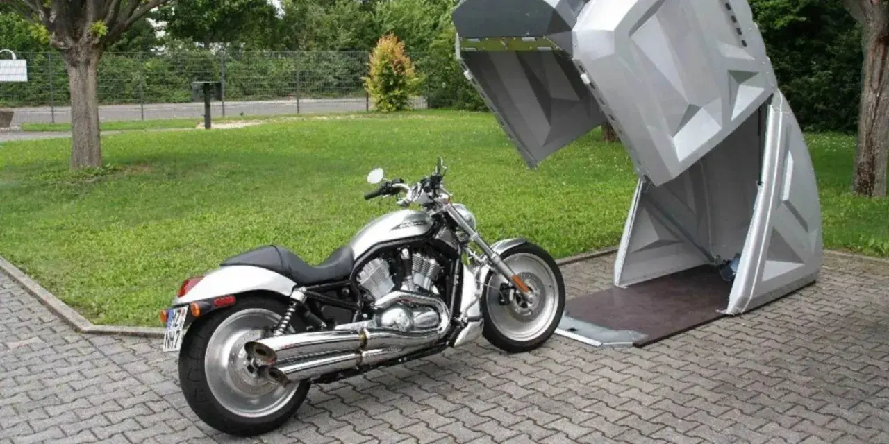 Srebrny motocykl czeka na schowanie w nowoczesnym, otwartym stojaku na skuter.