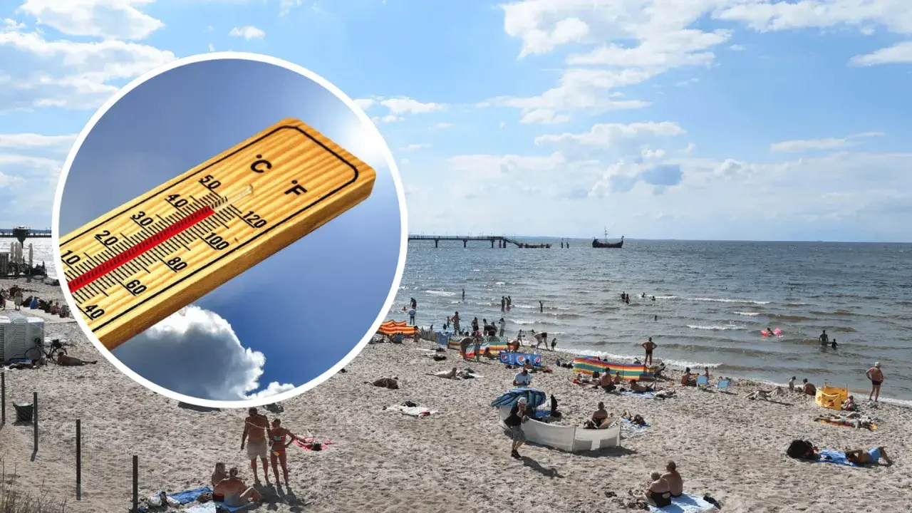 Słoneczna plaża, ludzie kąpią się w morzu. Termometr pokazuje wysoką temperaturę, idealna pogoda na majówkę nad morzem.