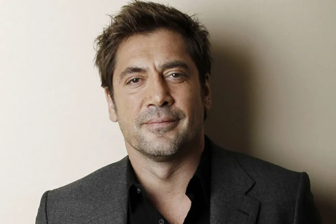 Javier Bardem, znany z wielu niezapomnianych ról w filmach, prezentuje się w eleganckim garniturze.
