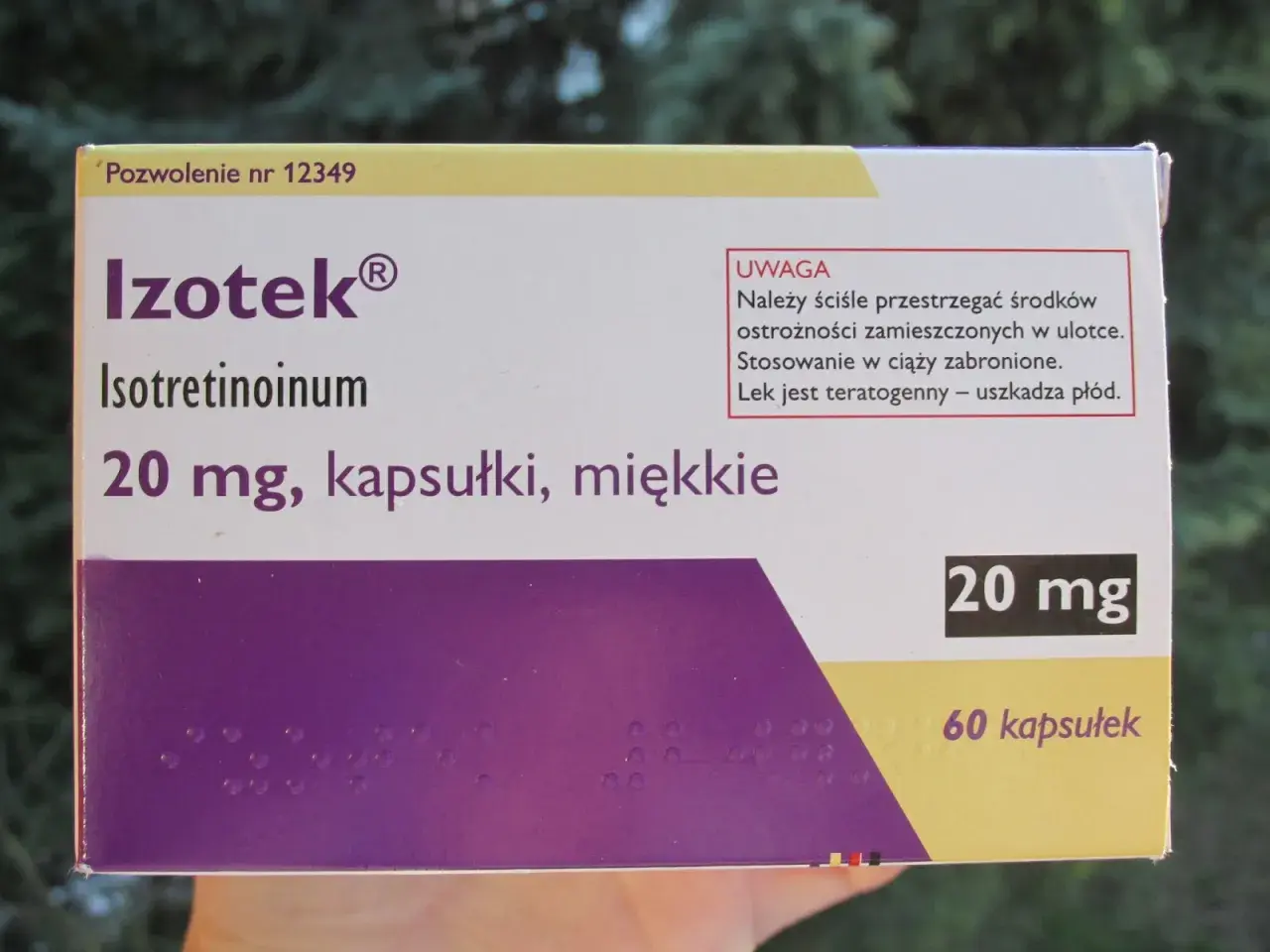 Opakowanie leku Izotek 20 mg, zawierające 60 kapsułek miękkich. Izotek co to? To lek z izotretinoiną, stosowanie w ciąży zabronione.