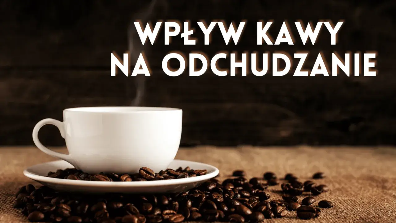 Biała filiżanka kawy na ziarnach kawy. Napis: "Wpływ kawy na odchudzanie". Czy dieta kawowa pomoże Ci schudnąć?