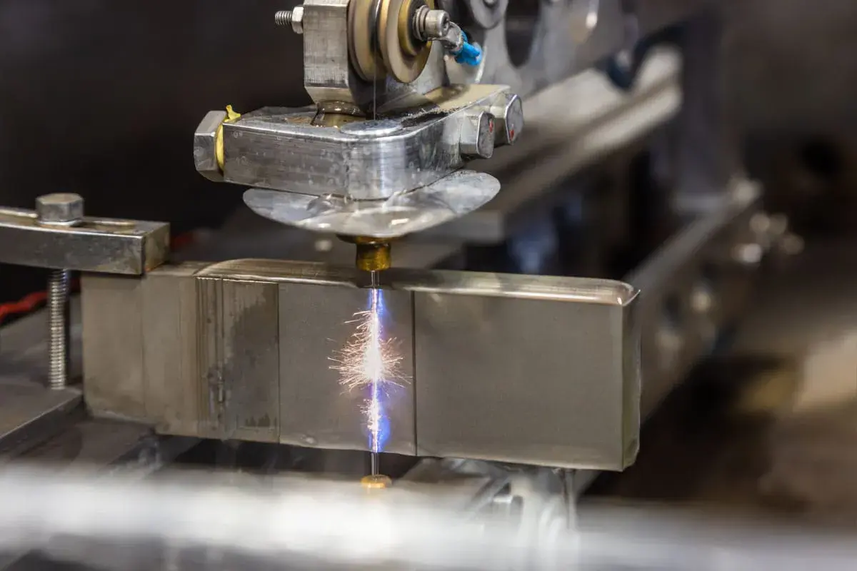 Precyzyjne toczenie aluminium z iskrzącym drutem elektroerozyjnym. Proces obróbki metalu.