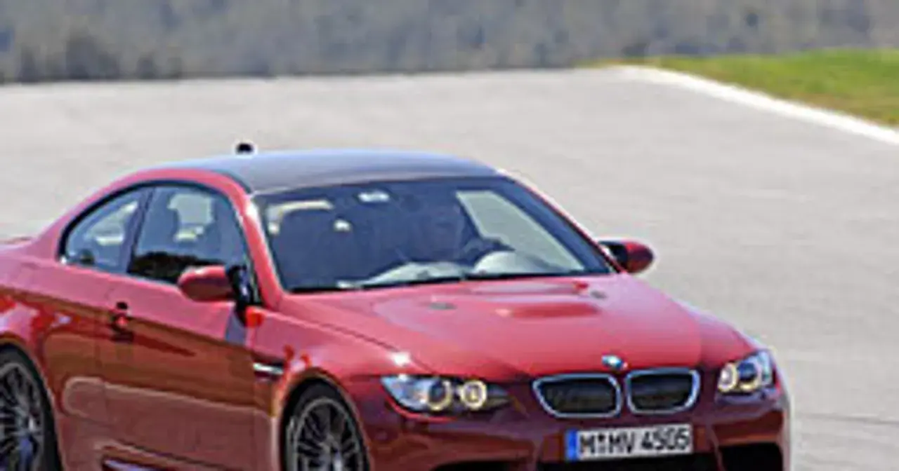 BMW E92 330i – niezwykłe osiągi, cechy i zużycie paliwa, które zaskakują
