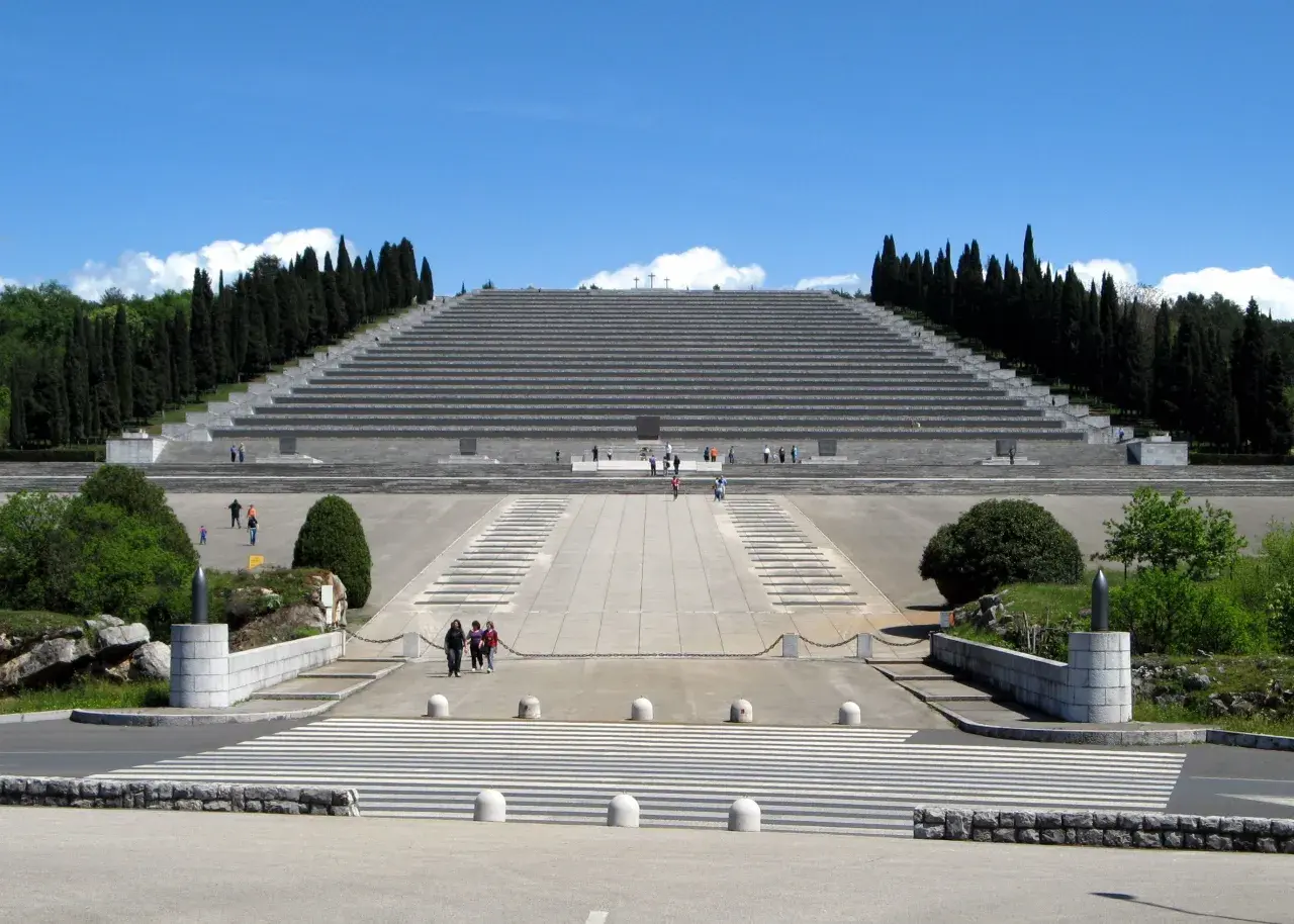 Il Sacrario di Redipuglia, un imponente monumento con gradinate e cipressi, ricorda perché si chiama Redipuglia, luogo di memoria.