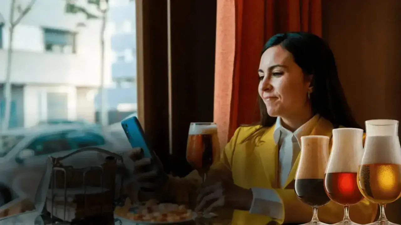 Donna con smartphone e bicchieri di birra. Scopri come si può comprare il birg online per gustarlo comodamente.