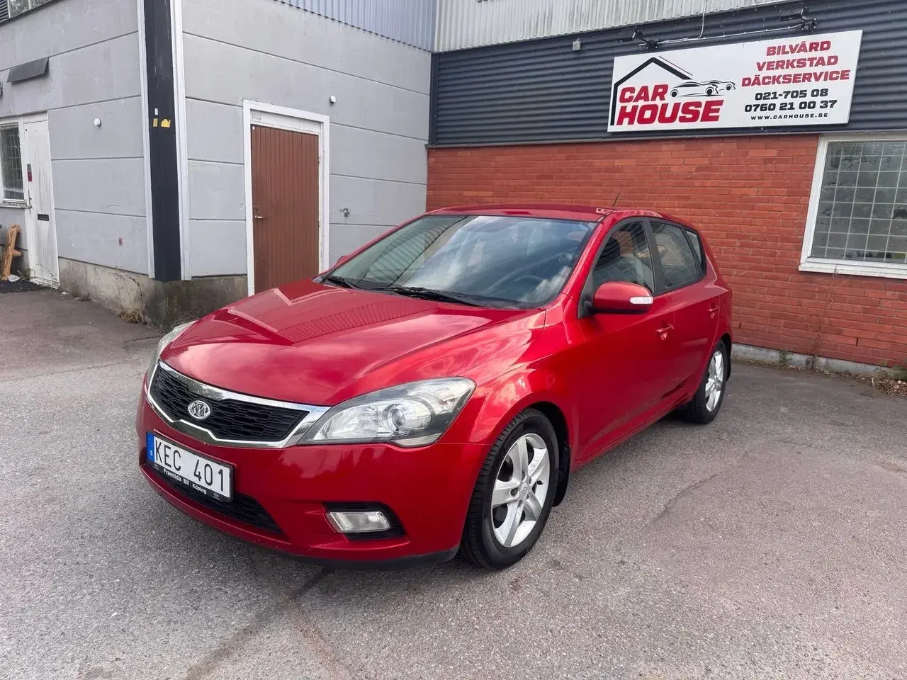 Röd Kia Ceed till salu, parkerad utanför Car House. En pålitlig bil för vardagsbruk.