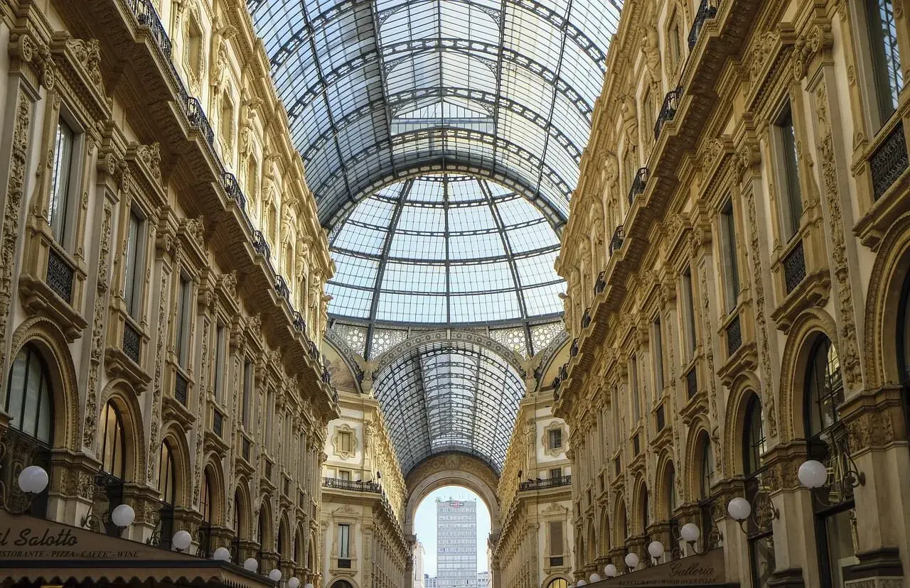 Wspaniałe, zabytkowe arkady Galleria Vittorio Emanuele II w Mediolanie, gdzie nietypowe atrakcje czekają na odkrycie pod szklanym dachem.