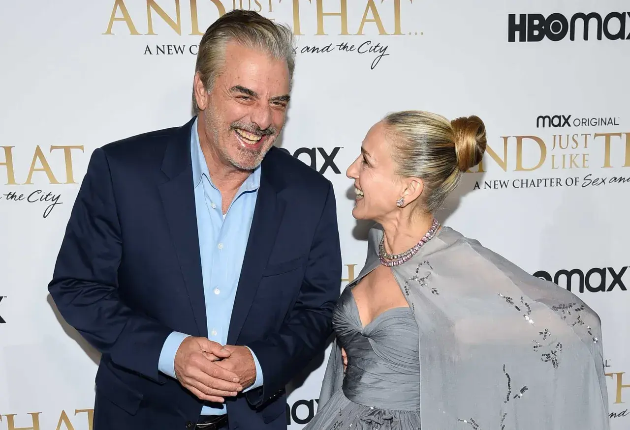 Chris Noth och Sarah Jessica Parker, kända från rollistan i Sex and the City, skrattar hjärtligt vid en premiär.
