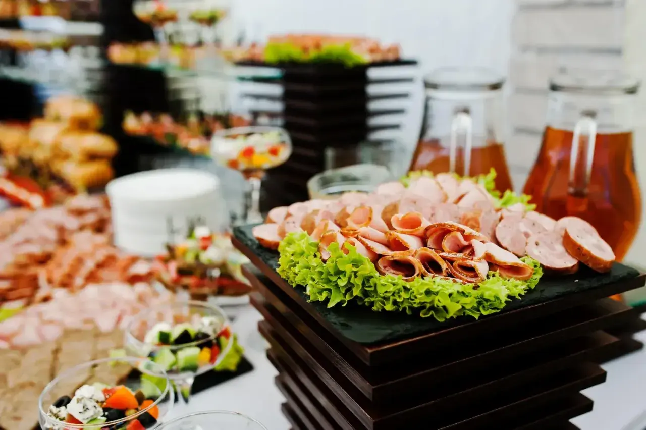 Ile kosztuje catering na urodziny? Sprawdź ceny i oferty!