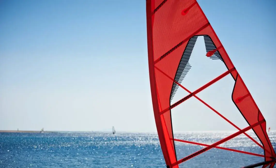 Jak dobrać żagiel do windsurfingu? Poradnik eksperta Aleksa Wysockiego