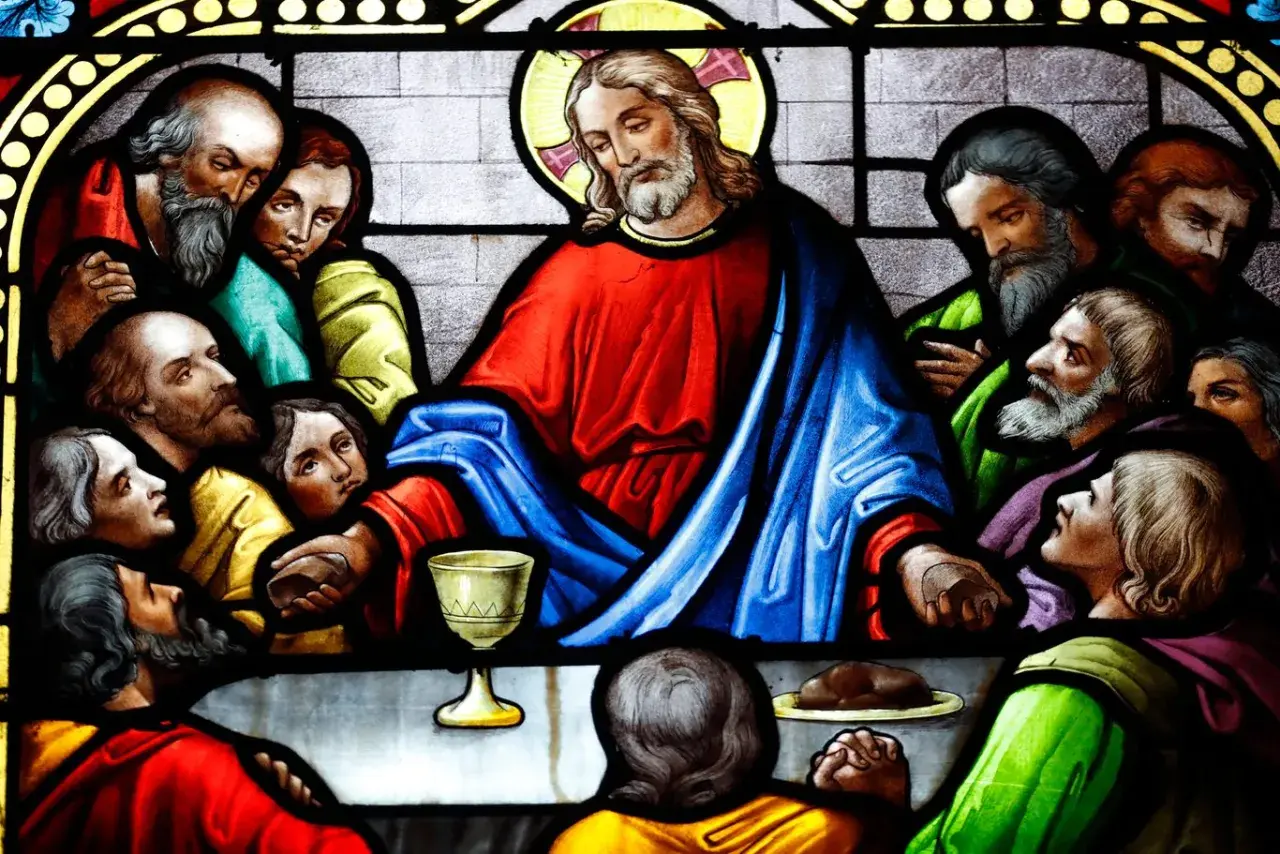 Ostatnia Wieczerza. Jezus z apostołami, wśród nich można rozpoznać, ilu było ewangelistów.