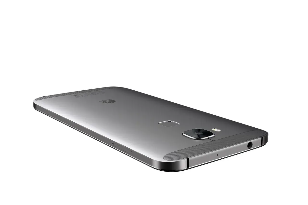 El elegante Huawei GX8 plateado, con su cámara trasera y sensor de huellas dactilares, se muestra en un ángulo dinámico.