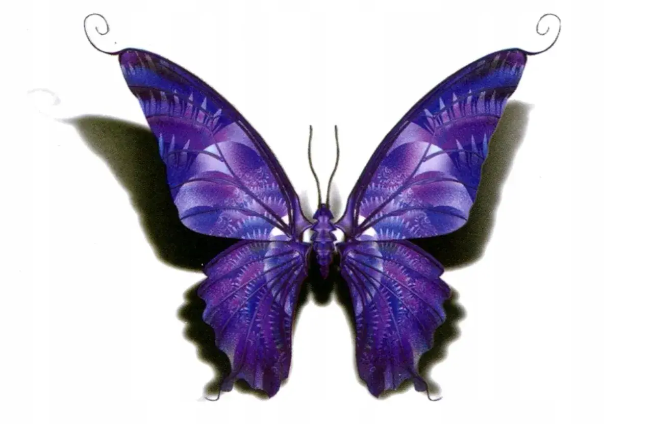 Efektowny tatuaż motyl 3d czarny, z fioletowymi skrzydłami, wygląda jak prawdziwy.