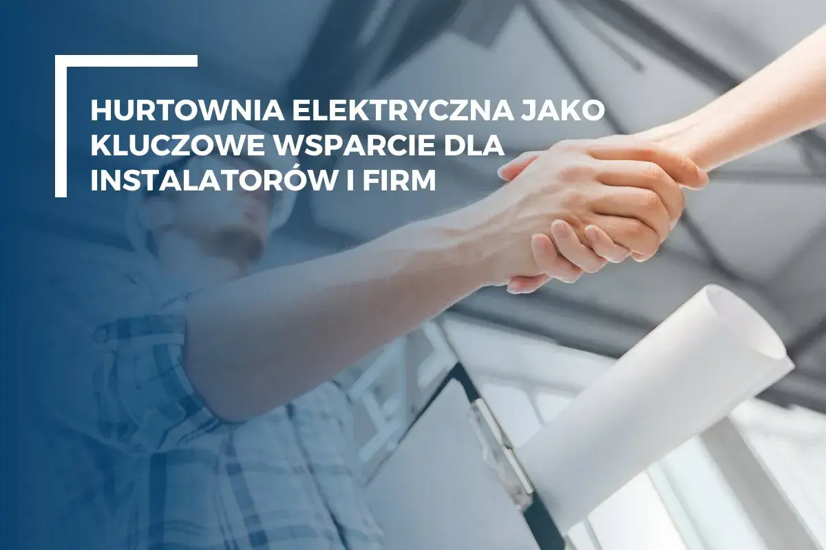 Hurtownia elektryczna wspiera instalatorów. Dwie dłonie ściskają się na tle planów i pracownika budowlanego.