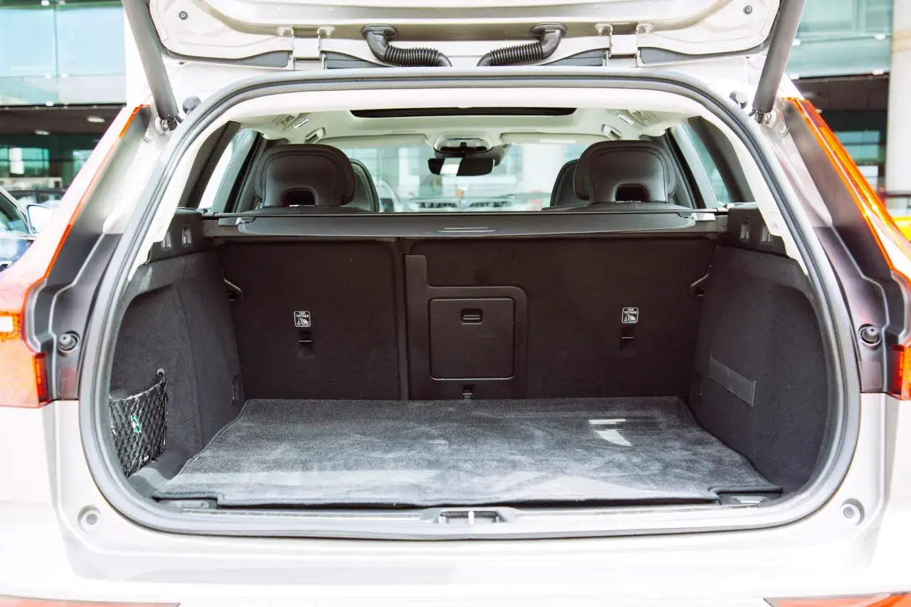 Tomt volvo v60 bagageutrymme med nätficka på sidan. Perfekt för helgutflykten eller storhandling.