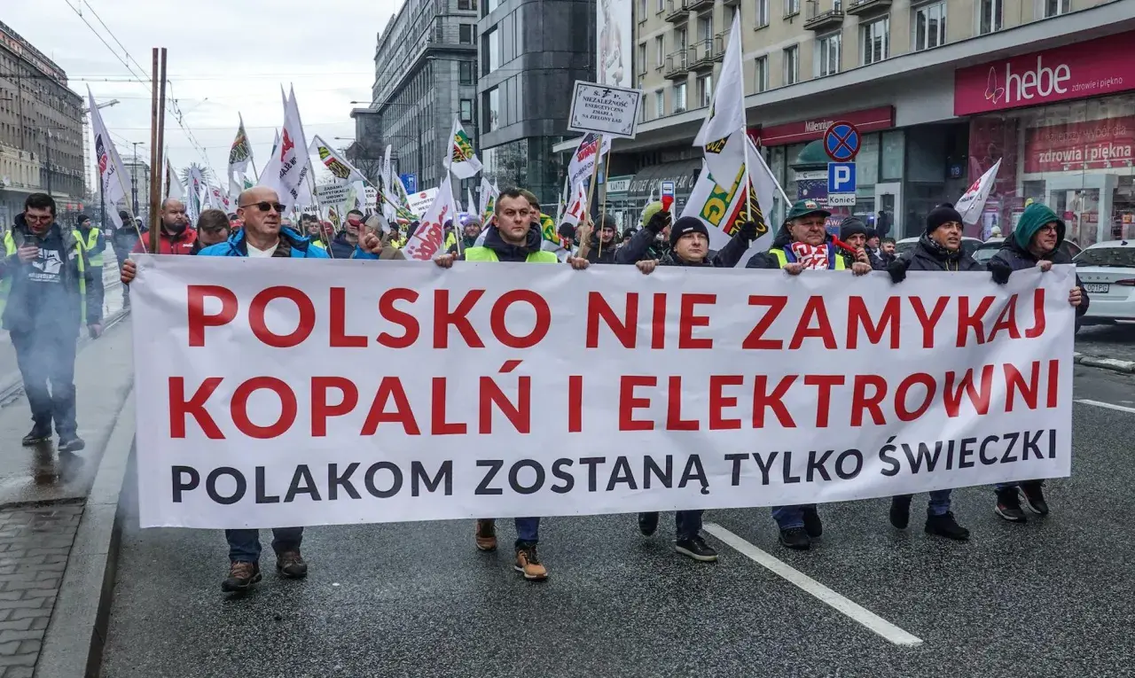 Protestujący niosą transparent "POLSKO NIE ZAMYKAJ KOPALŃ I ELEKTROWNI POLAKOM ZOSTANĄ TYLKO ŚWIECZKI". Sprzeciw wobec programu dobrowolnych odejść.