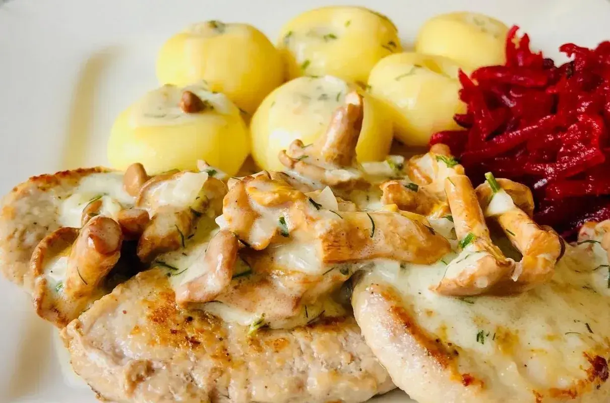 Polędwiczki w sosie kurkowym z ziemniaczkami i buraczkami. Idealna surówka do polędwiczek w sosie kurkowym to właśnie buraczki.