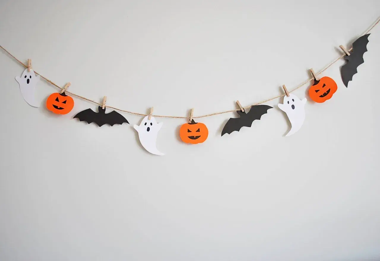 Festosa ghirlanda di zucche, fantasmi e pipistrelli, perfetta per le decorazioni Halloween fai da te bambini.