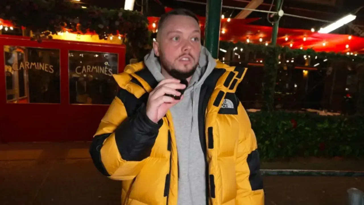 Książulo w żółtej kurtce przed restauracją Carmines, gdzie jego recenzja obiadu była negatywna.