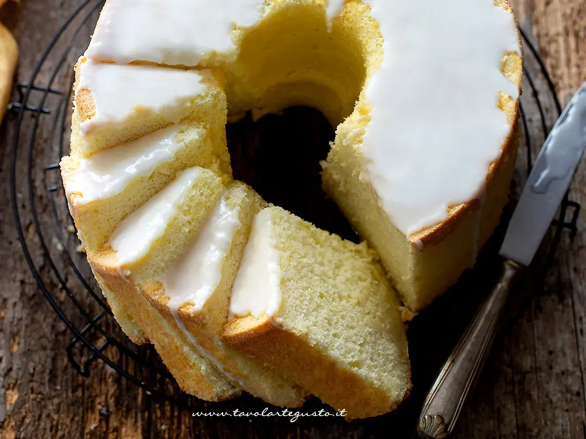 Delizioso chiffon cake al limone glassato, pronto per essere gustato.