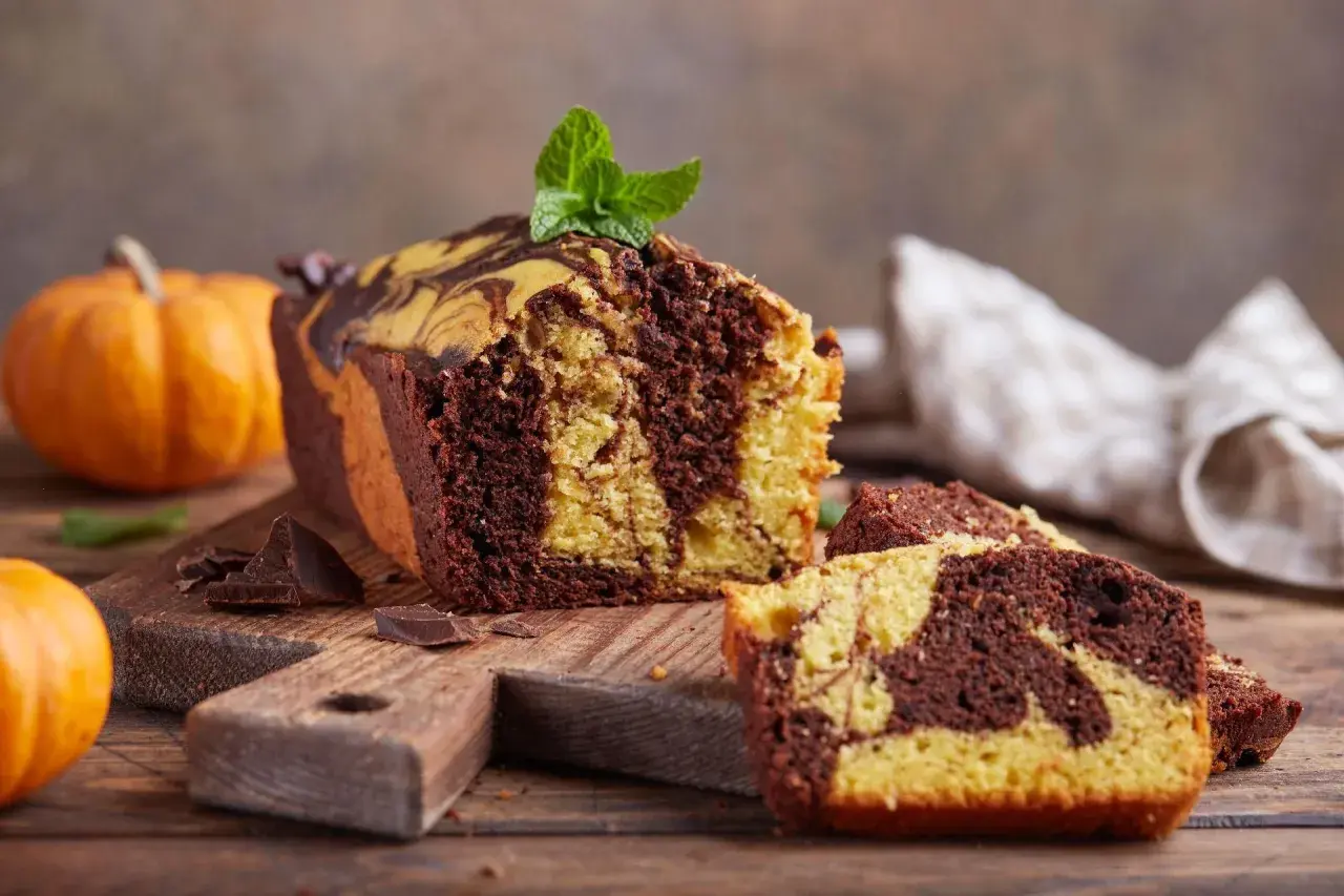 Wilgotna babka wielkanocna dwukolorowa, z czekoladowymi i waniliowymi wirami, ozdobiona miętą.