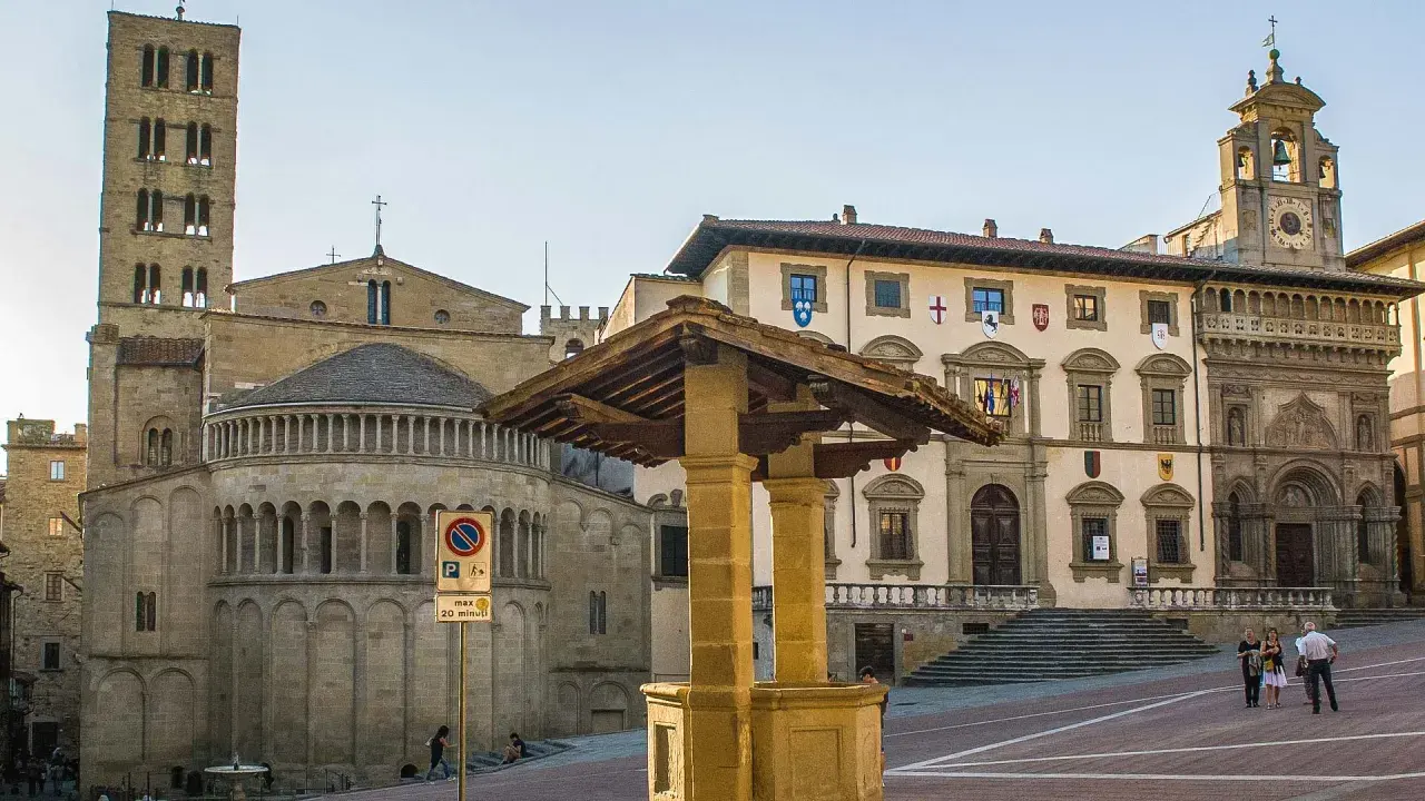 Piazza Grande ad Arezzo, con la Pieve di Santa Maria Assunta e il Palazzo dei Priori. Un luogo perfetto per scoprire le cose da fare ad Arezzo.