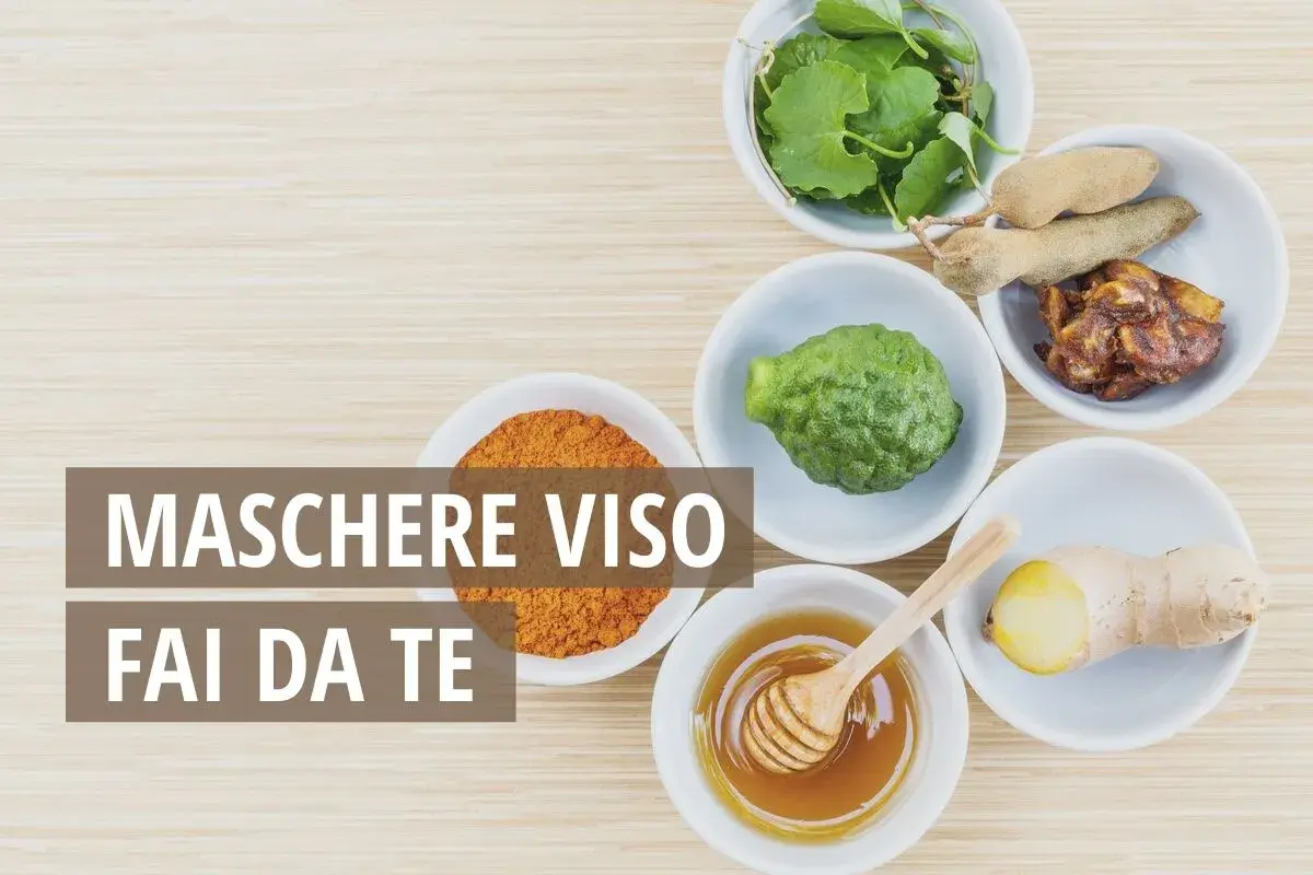 Ingredienti naturali per maschere viso fatte in casa: curcuma, lime, zenzero, miele, tamarindo e erbe fresche.