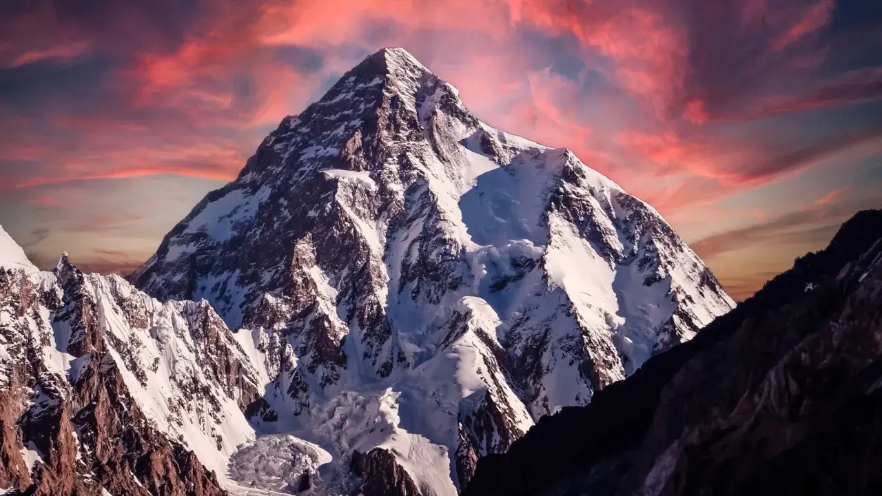 Majestätisches, schneebedecktes Gebirge der Welt im Abendrot.