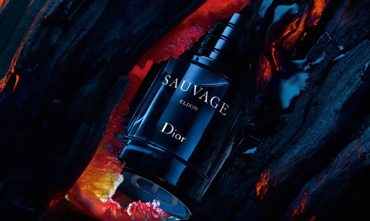 Dior Sauvage Elixir w ciemnym, dramatycznym otoczeniu, otoczony płonącymi, czerwonymi elementami i wodą.