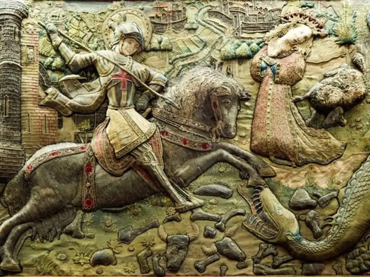 Relieve de San Jorge luchando contra el dragón, con la princesa a salvo. Una escena épica de España.