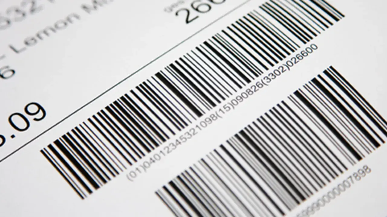 Zwei Barcodes, einer davon ein EAN 128, auf einem weißen Etikett.