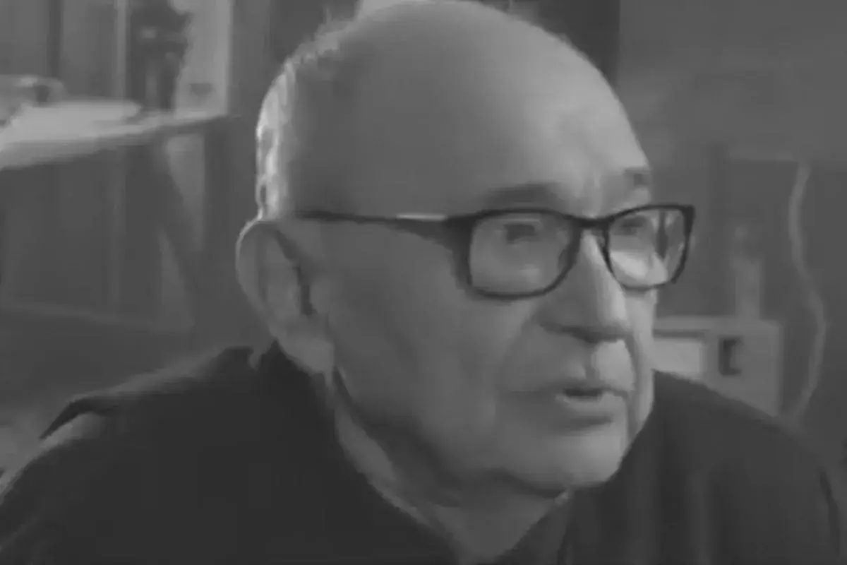 Starszy mężczyzna w okularach, Stanisław Lenartowicz, opowiada o swoich filmach.