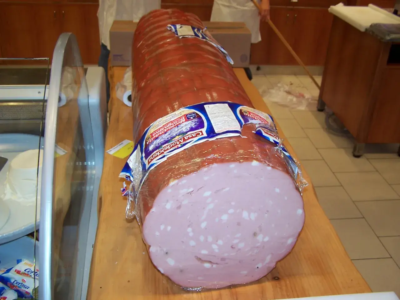 Stor mortadella, perfekt för en gravid som längtar efter italienska delikatesser.
