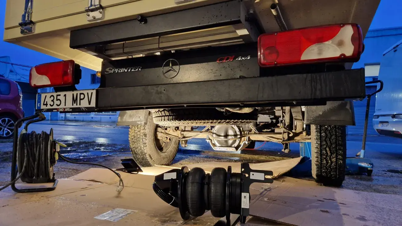 Componentes de suspensión neumática listos para instalar en una Mercedes Sprinter 4x4.