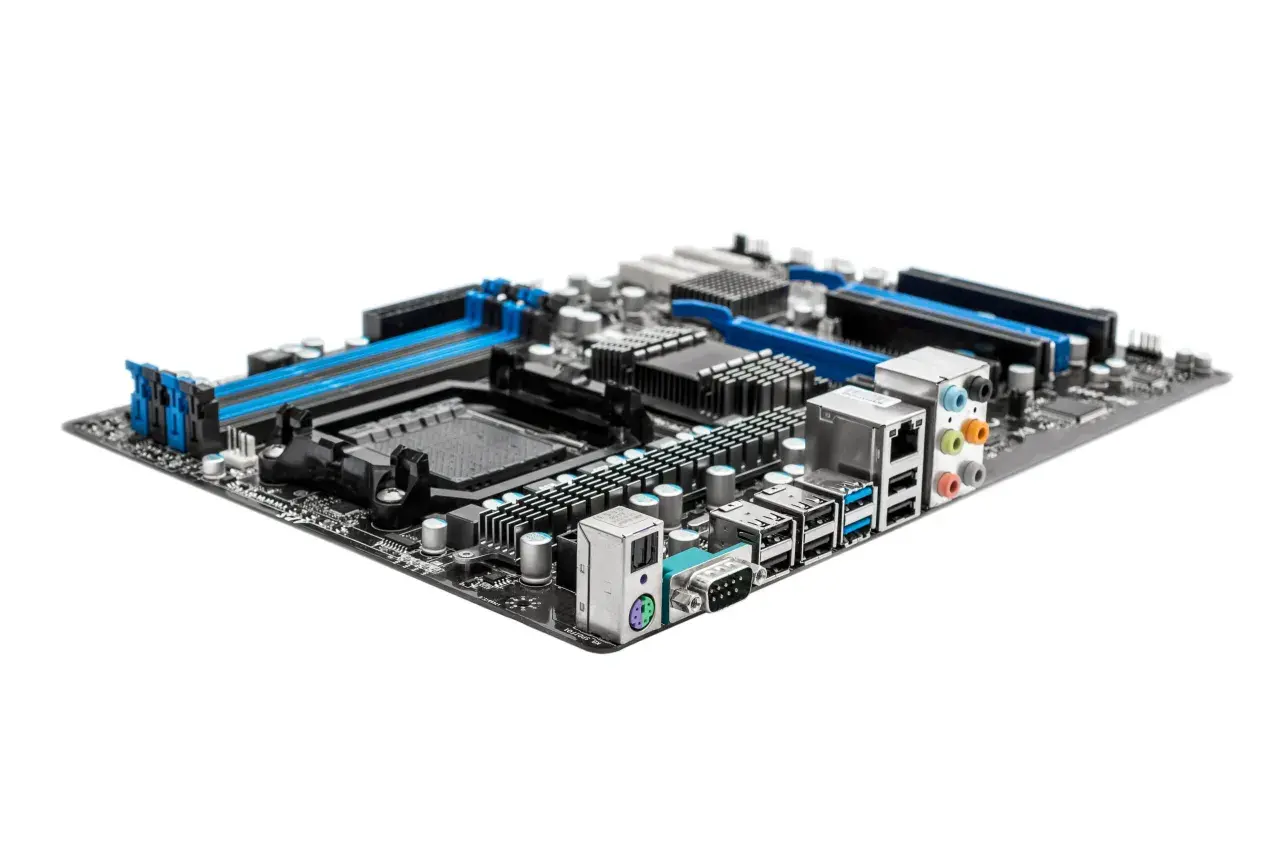 Carte mère de PC avec connecteurs USB, audio et vidéo. Pour savoir comment voir la carte mère de son PC, il faut l'ouvrir.