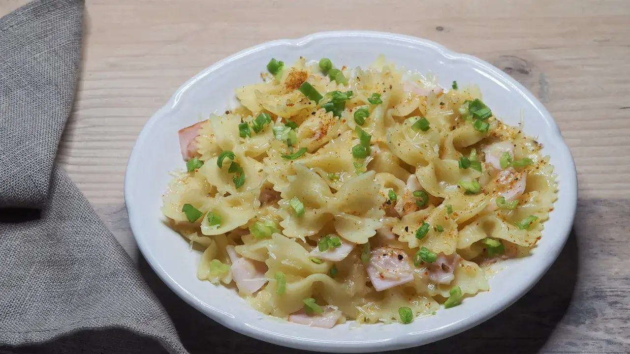 Szybki makaron farfalle z szynką i szczypiorkiem. Idealny pomysł, z czym zrobić makaron na szybko.