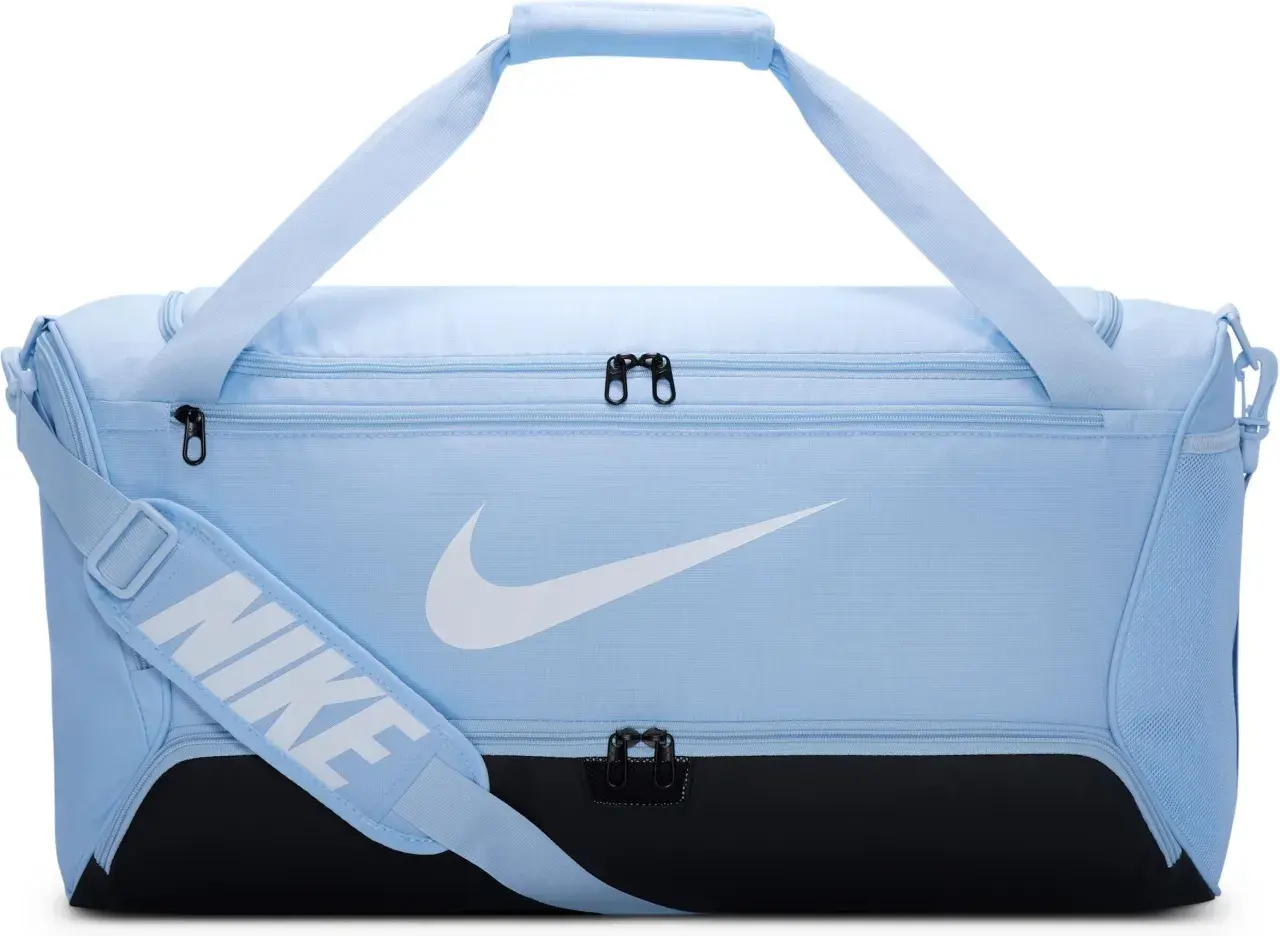 Jasnoniebieska torba na trening Nike z białym logo i czarnym pasem u dołu. Idealna na siłownię i wyjazdy.
