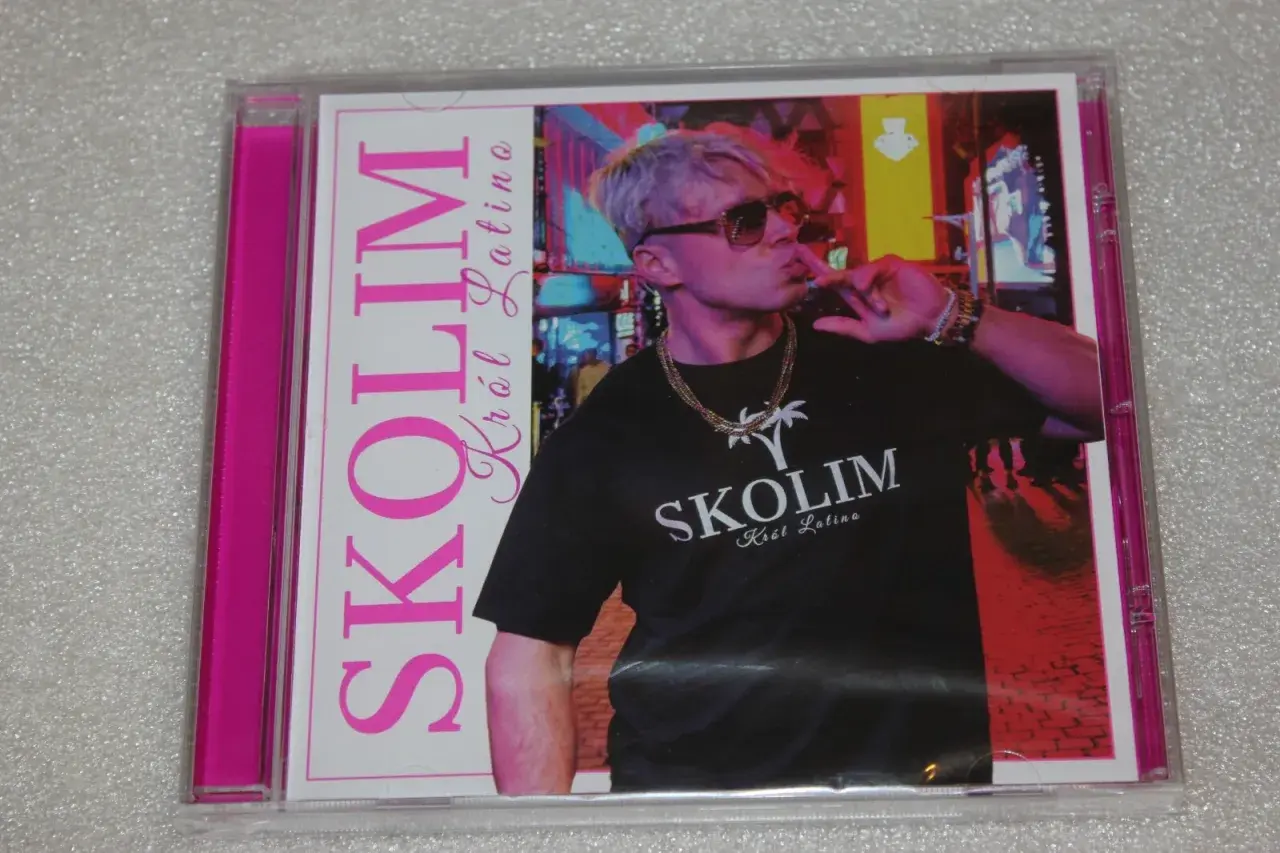 Okładka płyty CD z wizerunkiem artysty Skolim, który prezentuje się jako Król Latino.