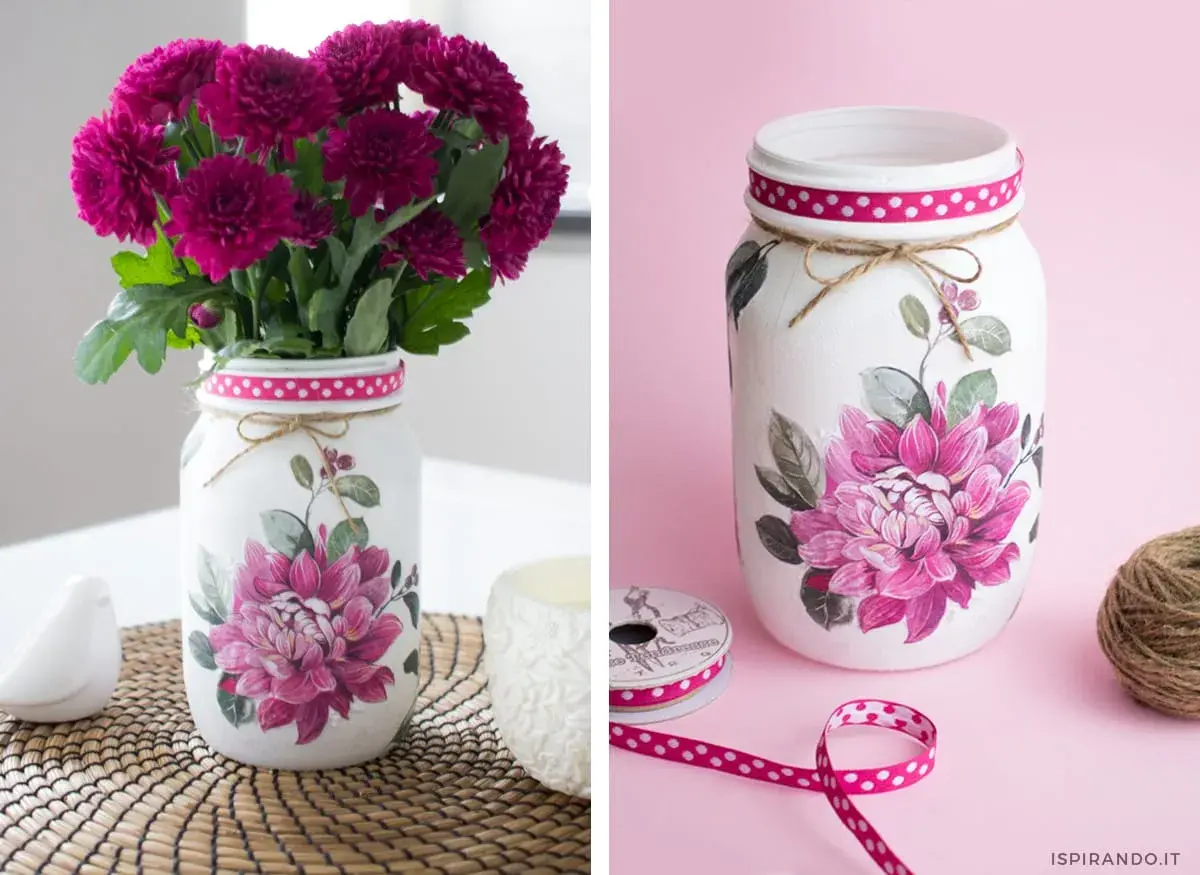 Esempi di decoupage su barattoli di vetro decorati con fiori rosa e nastri.